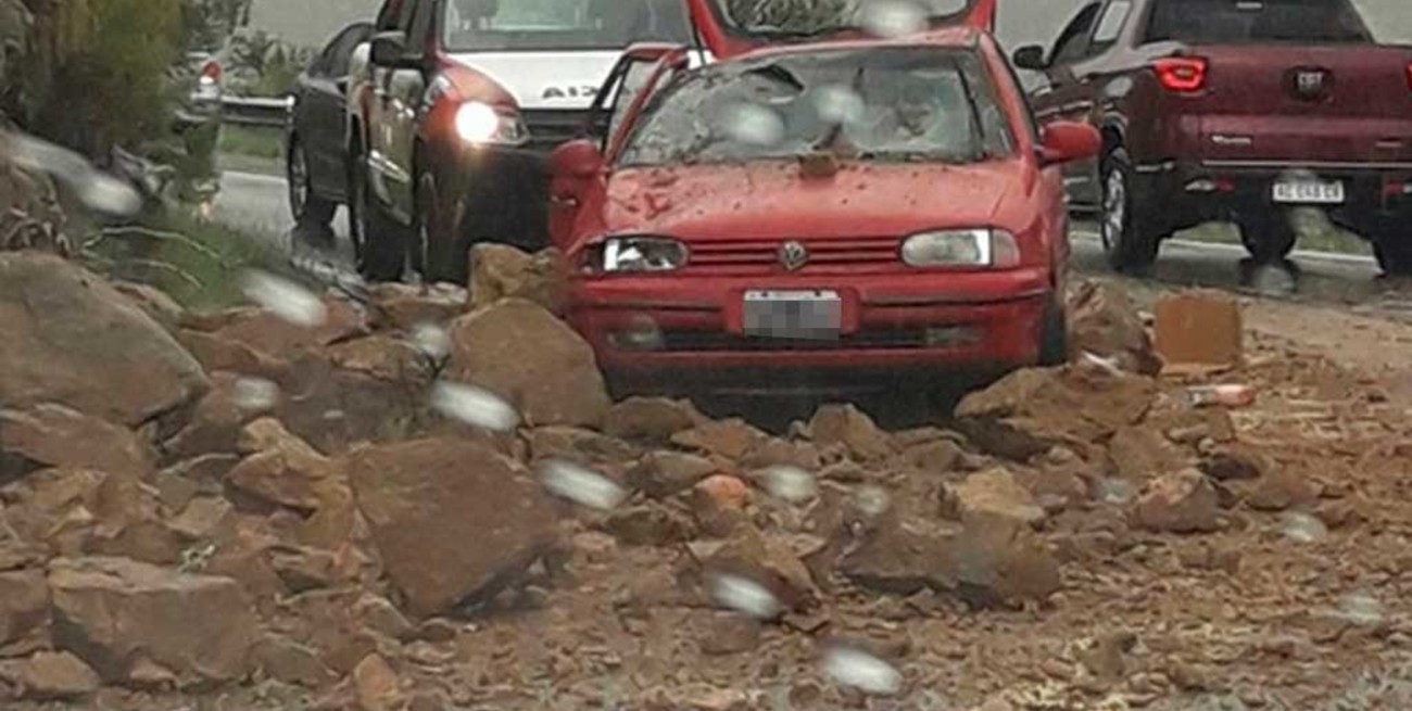 Un auto quedó aplastado por un desmoronamiento en las sierras de Córdoba