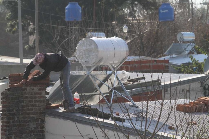 ELLITORAL_186544 | Mauricio Garín En funcionamiento. Las viviendas de Las Lomitas cuentan con agua potable y energía eléctrica; y ahora con los nuevos calefones solares.