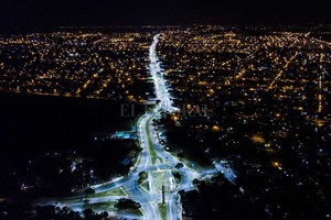 ELLITORAL_211082 |  Archivo El Litoral El Municipio ya reemplazó 4 mil luminarias por tecnología LED. En la foto, una panorámica de avenida Blas Parera.