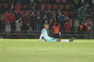 ELLITORAL_197102 |  Manuel Fabatía Levántate y juega. Diego  Viruta  Vera, que retomó el romance con el gol estando en Colón, no entrenó a la par de sus compañeros. Si bien hay una sobrecarga muscular, todos opinan que no tendrá problemas para estar como titular el lunes, a las 19.15, contra Atlético Tucumán en el Jardín de la República.