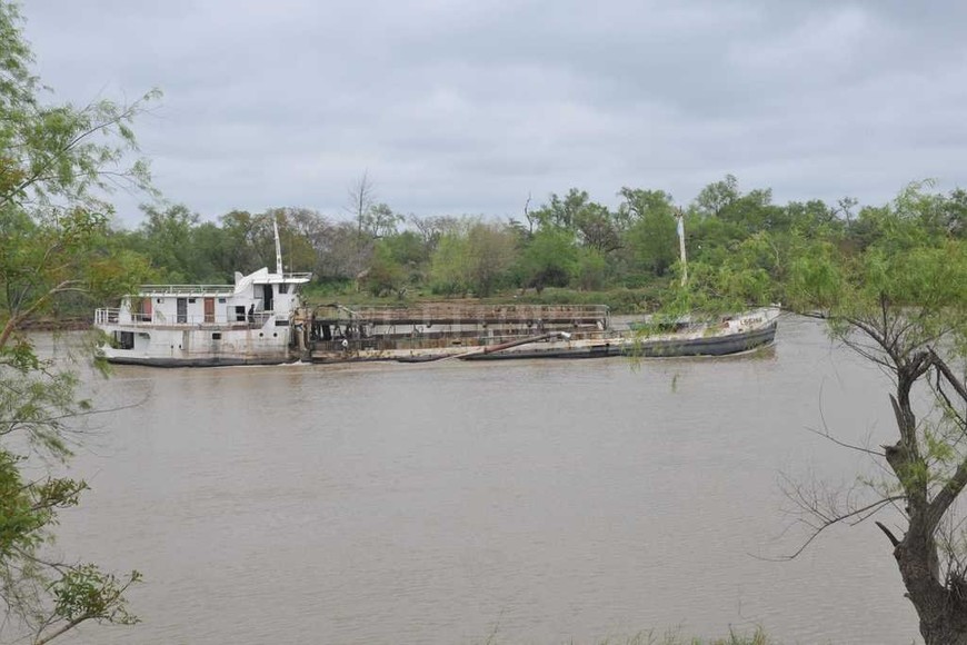 ELLITORAL_189817 | Flavio Raina Arenera. Al recorrer el distrito costero desde su ribera es habitual el paso de las barcazas areneras que vienen del Colastiné y el Paraná para descargar en las empresas ubicadas en el Puerto de Santa Fe.