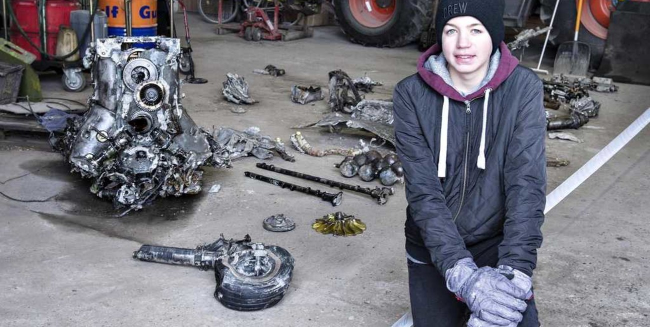 Un joven encontró partes de un avión nazi enterrado en su granja