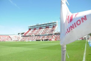Luis Cetraro El vicepresidente tatengue está convencido de que se terminará la obra de la nueva tribuna en el 15 de Abril pero sueña con tener un predio. No podemos estar en Casasol, La Tatenguita y Los Molinos a la vez, el fútbol de Unión debe estar en un solo lugar , dijo.