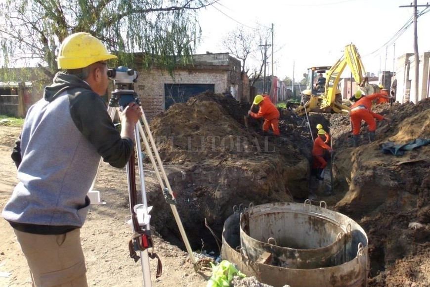 ELLITORAL_188090 |  Assa Barranquitas, Villa del Parque, San Lorenzo, Chalet, Arenales, 12 de Octubre, Los Hornos y Coronel Dorrego son los barrios en los que actualmente se están construyendo las cloacas.