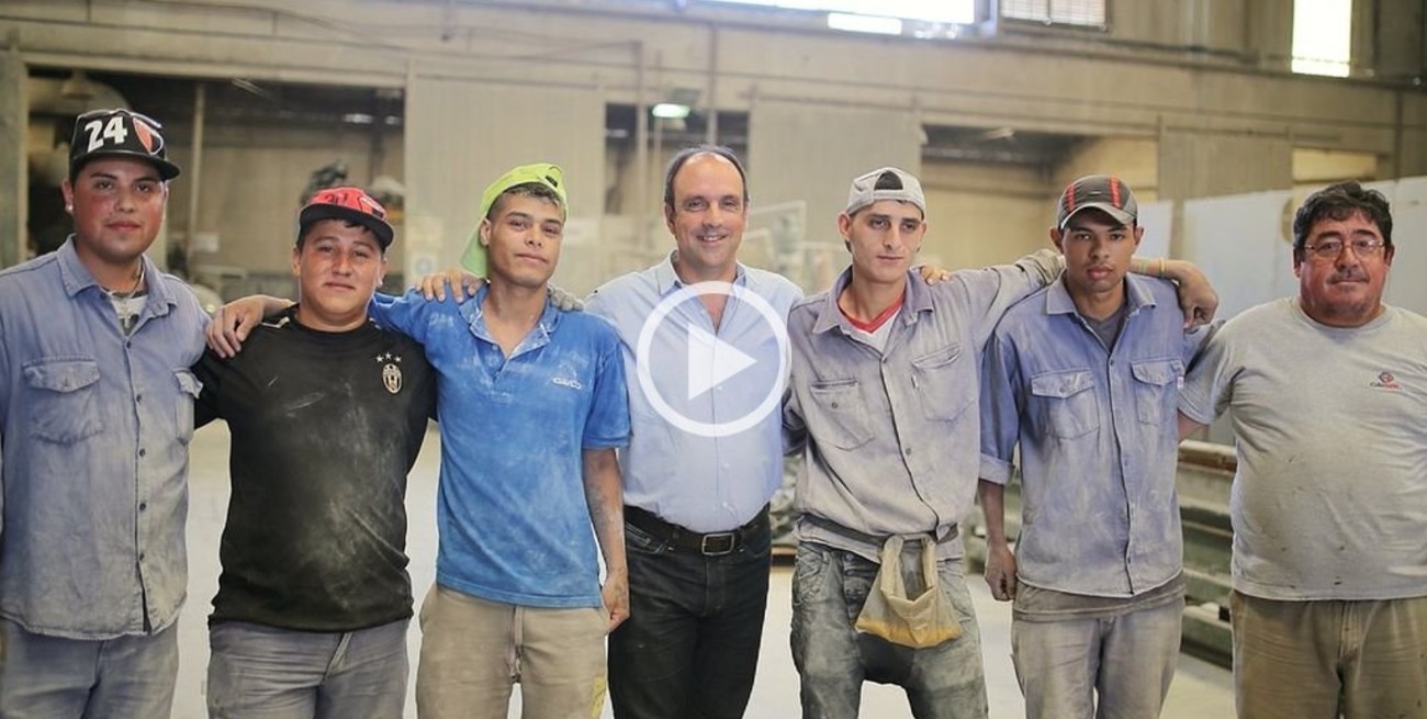 Escuelas de Trabajo: Corral visitó a seis jóvenes en una fábrica de cámaras para bicicletas