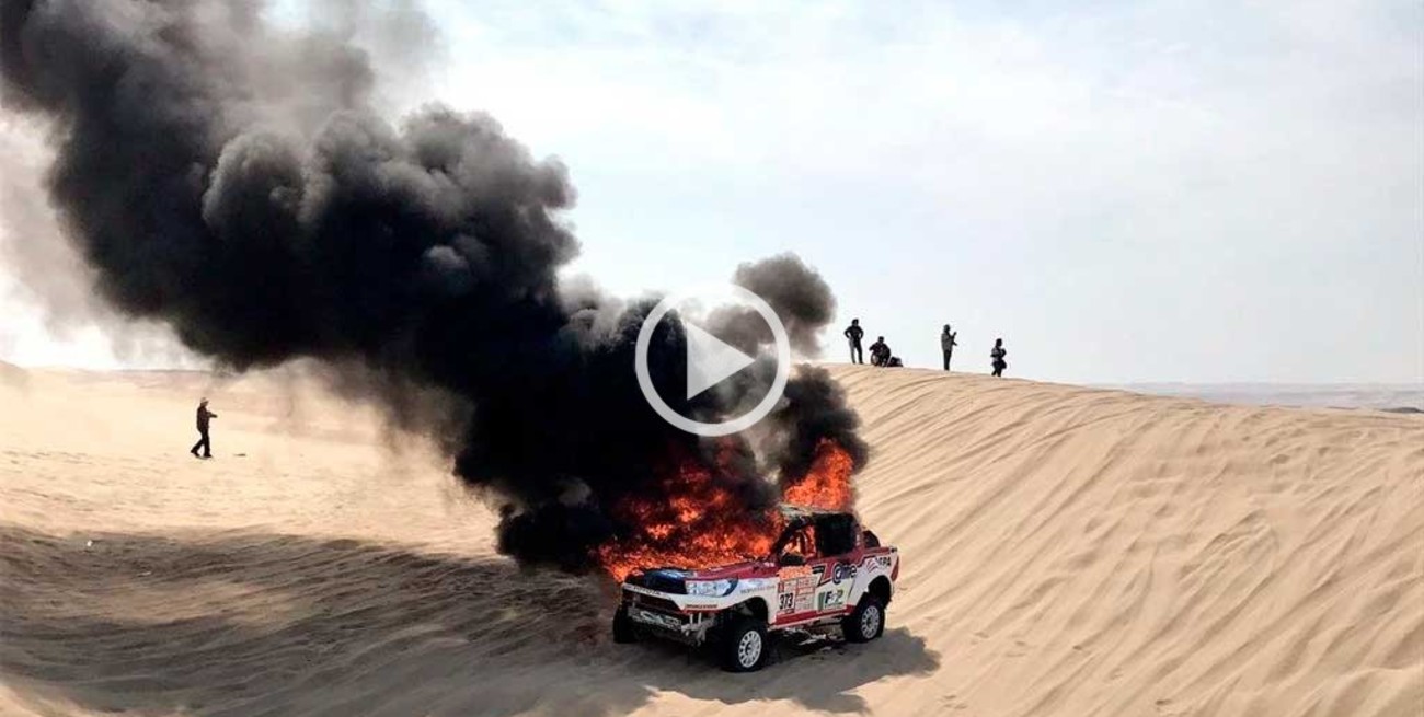 Video: se incendió una camioneta de una piloto argentina en el Dakar