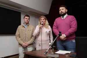 ELLITORAL_249377 | Pablo Aguirre El pasado 30 de mayo se realizó una charla debate bajo el título Pensando el 25 de Mayo. El mito de origen , a cargo de los profesores de Historia Maximiliano Vandenberghe y Alejandro Allende. La presentación estuvo a cargo de Marylin Jullier, coordinadora de Cultura Fundación Bica.