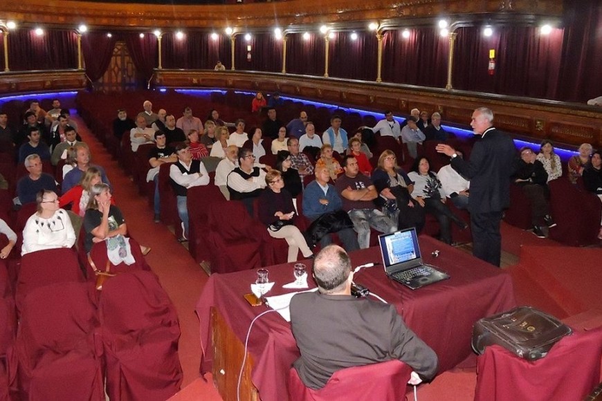 ELLITORAL_252415 |  Gentileza En la provincia. El reconocido tanatólogo exequial brindó una charla en el Centro Cultural Cervantes de la ciudad de El Trébol.