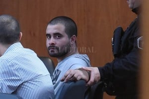 Télam El joven de 24 años acusado de haber cometido al menos ocho violaciones a mujeres en Rosario se negó hoy a declarar y la jueza de la causa le dictó la prisión preventiva.