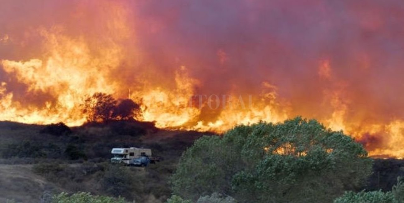 Incendio destruye más de 70 casas en pueblo australiano 