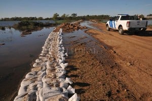 ELLITORAL_182423 |  Flavio Raina Inundado. El nivel del agua ya cortó el camino a La Boca desde Alto Verde.