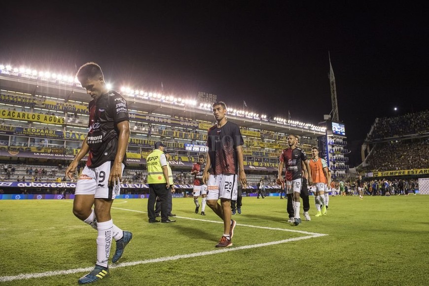 ELLITORAL_202044 |  Matías Nápoli La marcha de la bronca. Leguizamón, Estigarribia y Vera encabezan la salida, con rostros que son contundentes, de los jugadores sabaleros una vez terminado el partido en la colmada Bombonera.