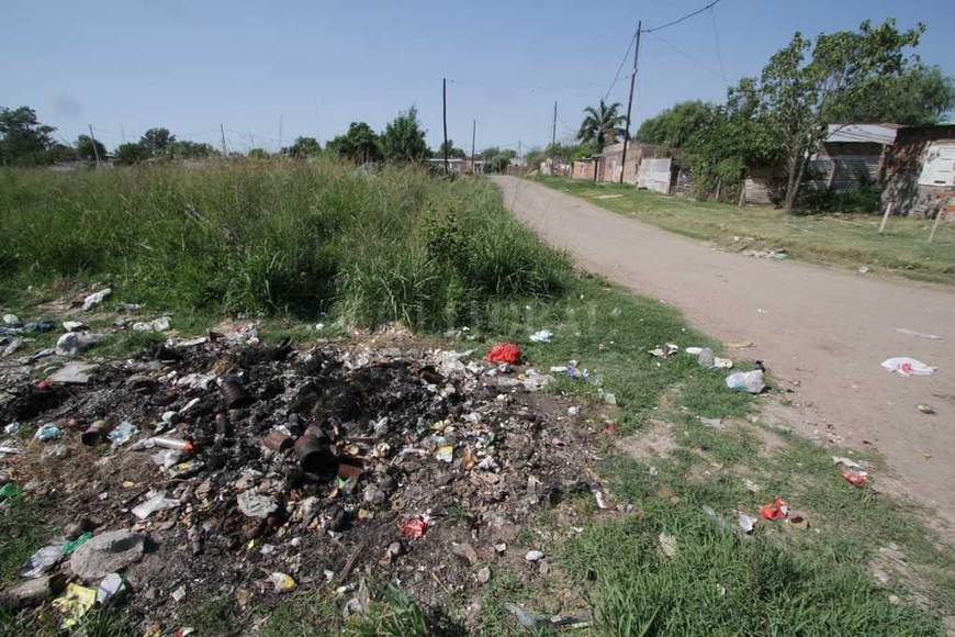 ELLITORAL_201603 | Mauricio Garin Sin alumbrado público. En Ayacucho al 3500, hace dos años que la calle está a oscuras. Según los vecinos fue luego del término de la obra del desagüe Pavón-Ayacucho.