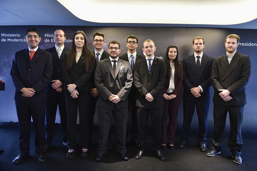 ELLITORAL_217999 |  Gentileza. Equipo completo. Los estudiantes argentinos antes de partir a China