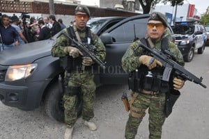 ELLITORAL_210146 |  Luis Cetraro 150 efectivos. Componen la tropa de la PFA que en un principio arribó a la ciudad de Santa Fe. Se confirmó que en breve serán 200.