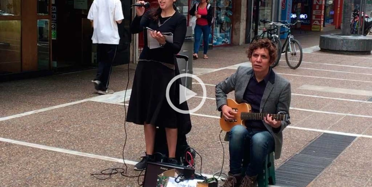 Una pareja mexicana canta música lírica en la peatonal 
