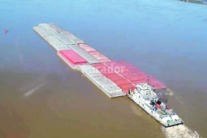 ELLITORAL_196904 |  Archivo. La hidrovía es utilizada por diferentes tipos de barcazas, de acuerdo a las cargas que necesiten transportarse:  tolva , para grandes sólidos como minerales;  galpón , para productos agrícolas;  tanque , para graneles líquidos; y  playas , para contenedores.