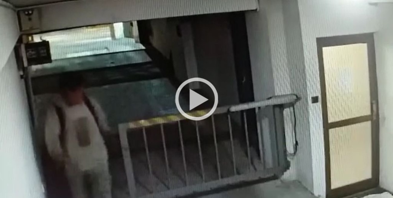 Video: así ingresaron a robar en un edificio céntrico