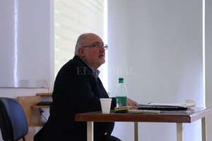 Prensa UCSF Jorge Noro planteó a los futuros docentes los desafíos que plantean los nuevos escenarios en el cambio de los sujetos sentados en el aula para la enseñanza de la Filosofía.