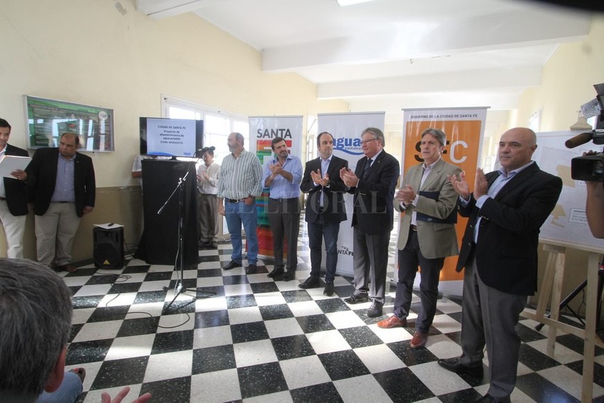 ELLITORAL_175976 | GUILLERMO DI SALVATORE Estuvieron presentes el vicegobernador, Carlos Fascendini; el ministro de Infraestructura y Transporte, José Garibay; y el presidente y vicepresidente de Assa, Sebastián Bonet y Darío Boscarol; y por el intendente de Santa Fe, José Corral y el secretario general del municipio, Carlos Pereira.