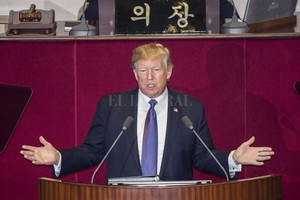 ELLITORAL_195081 |  Seung Il Ryu/ZUMA Wire/dpa El presidente de Estados Unidos, Donald Trump, habla ante el Parlamento de Seúl, Corea del Sur, el 08/11/2017. Trump le ofreció al líder norcoreano, Kim Jong Un,  un camino hacia un futuro mucho mejor  en su discurso ante la Asamblea Nacional surcoreana en Seúl.