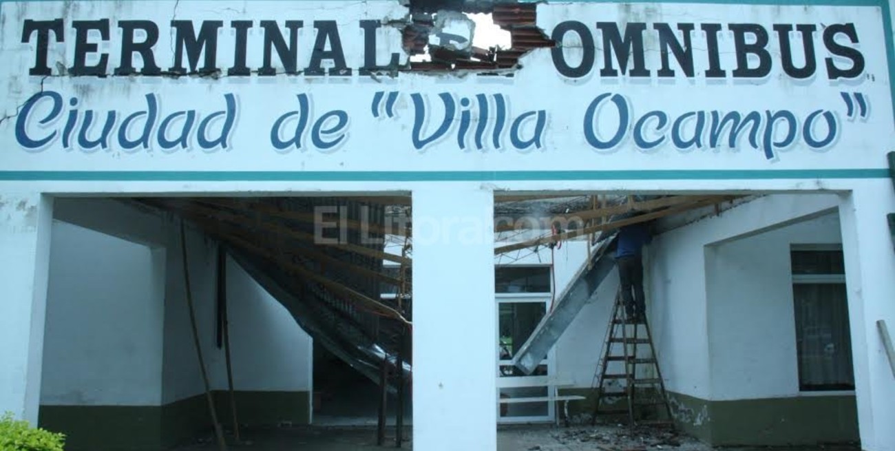 Se desplomó el techo de la terminal de colectivos de Villa Ocampo