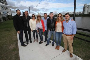Mauricio Garín Todos juntos: posando para El Litoral en la previa de anoche, las empresas  solidarias  (los anfitriones Ríos de Gula y AB Sonido) junto a los referentes de la Fundación Mateo Esquivo, que ayuda al niño oncológico.