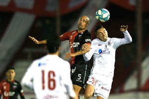 ELLITORAL_257211 |  Ignacio Izaguirre Matías Fritzler fue, durante mucho tiempo, un jugador de indiscutible valor para el equipo. No está bien y eso lo pone en un escenario de duda para el partido del jueves. Si Lavallén apuesta a jugadores de experiencia, su presencia es factible. Pero, al igual que varios más, no tiene asegurada su titularidad para el encuentro ante el Zulia por Sudamericana.