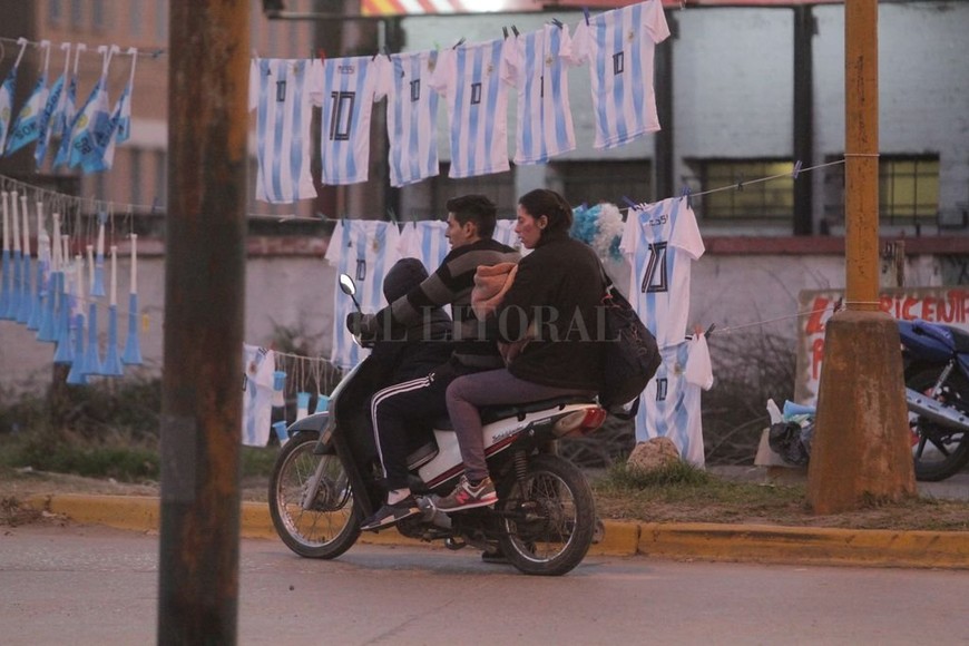ELLITORAL_216900 |  Pablo Aguirre Un peligro. Dos adultos, un niño y un bebé a bordo de una motocicleta