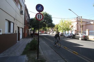 ELLITORAL_206986 |  Guillermo Di Salvatore Doble mano. Los ciclistas ya pueden circular en ambos sentidos por la ciclovía de Ituzaingó.