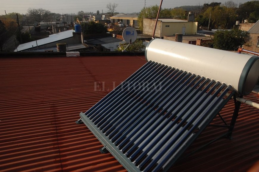 ELLITORAL_213983 | Archivo El Litoral Termotanque solar ubicado en barrio Las Delicias. Estos equipos también son una alternativa para los que no tienen gas natural de red.