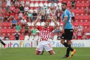 ELLITORAL_219036 |  Manuel Fabatía ¡Hay que escucharlo! Con dos grandes como San Lorenzo y River, fútbol italiano y México, Jonathan Bottinelli tiene vestuario de sobra y autoridad necesaria para hablar en el Mundo Unión. A pocos días del debut de local ante el ascendido Aldosivi de Mar del Plata, el zaguero reclamó presencia dirigencial en el día a día de parte del plantel que conduce Madelón.  Nos falta comunicación , aclaró.