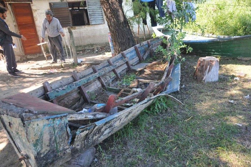 ELLITORAL_177866 |  Flavio Raina José Américo Montenegro está jubilado y llegó al barrio hace 8 años, huyendo de la inseguridad. Dice que en Villa Oculta le robaron todo y teje mallas de pesca para hacer una changa.