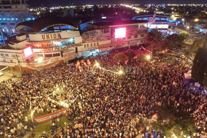 ELLITORAL_149784 |  Gentileza Prensa Club Unión. Las imágenes, realmente, hablan por sí solas de lo que generó anoche el pueblo tatengue en la rotonda de López y Planes frente a la sede social del Club Atlético Unión. Mucha gente, ex ídolos, el propio Leo Madelón con su cuerpo técnico, jugadores del actual plantel, grupos musicales y un imponente show de fuegos artificiales. ¡Feliz cumpleaños viejo y querido Unión!