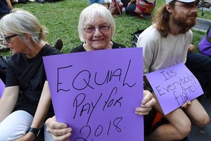 ELLITORAL_205346 |  EFE / JOE CASTRO Una australiana pide igual salario para mujeres y hombres, junto a un joven que subraya que es una lucha de todos, en la concentración del Día de la Mujer en Melbourne.