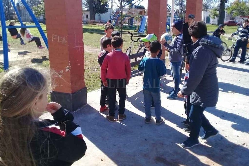 ELLITORAL_216679 |  Periodismo Ciudadano Con las bicis y la pelota, sus compañeros de escuela lo esperaban para ir a jugar a la plaza.