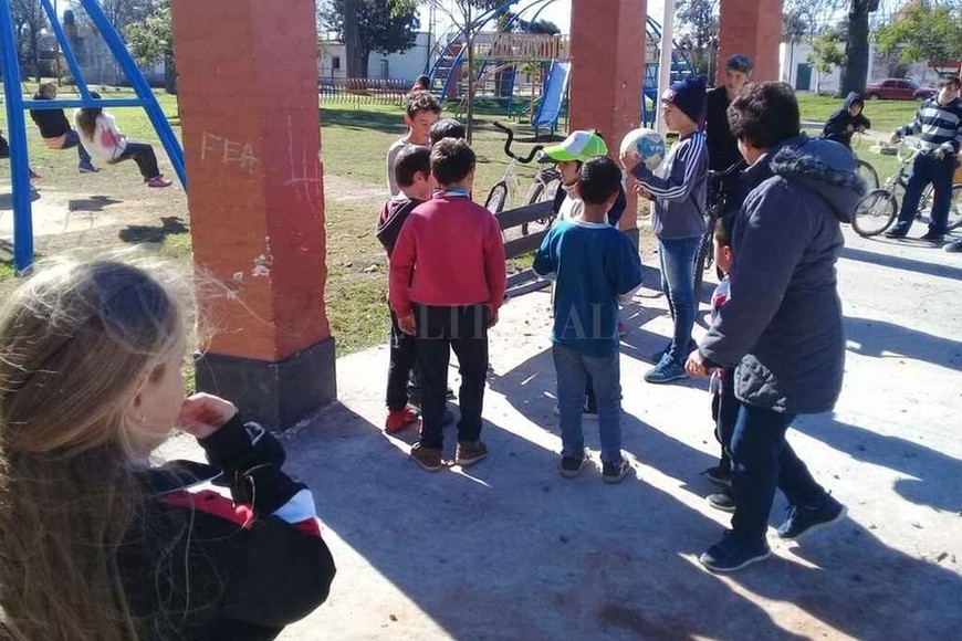 ELLITORAL_216679 |  Periodismo Ciudadano Con las bicis y la pelota, sus compañeros de escuela lo esperaban para ir a jugar a la plaza.