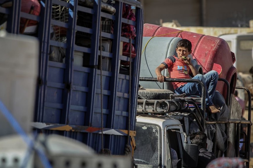 ELLITORAL_217574 |  dpa Refugiados sirios parten en camiones cargados de pertenencias desde un campamento de Arsal, en el Líbano, con rumbo hacia Siria el 23/07/2018. Más de 800 refugiados sirios regresaron a su país en un convoy que cruzó la frontera. En el pueblo libanés viven en campamentos informales unos 40.000 refugiados.