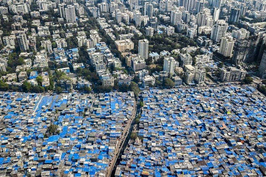 ELLITORAL_212038 |  Johnny Miller Bombay, India. Los techos azules son lonas diseñadas para proteger contra el el viento monzón.