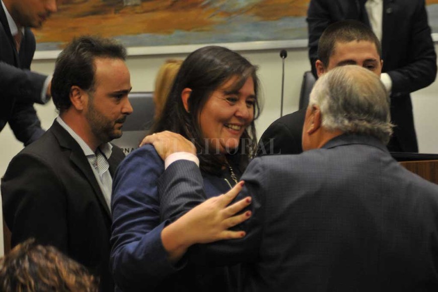 ELLITORAL_205289 |  Flavio Raina Alejandra Obeid y el saludo al presidente de la Corte Suprema de Justicia de Santa Fe, Rafael Gutiérrez.