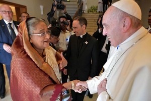 ELLITORAL_203287 |  Internet El papa Francisco y la primera ministra de Bangladesh, Sheikh Hasina.