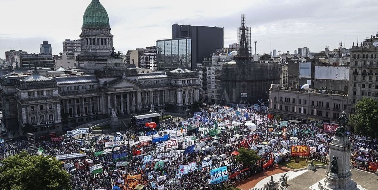 Masiva marcha de sindicatos contra las reformas impulsadas por el gobierno