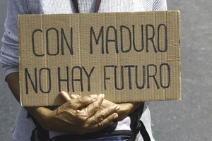 ELLITORAL_220227 |  dpa 20.08.2018, Venezuela, Valencia: Una manifestante sostiene un cartel que dice "con Maduro no hay futuro" en protesta por el deterioro de los servicios públicos como consecuencia de la crisis económica. Foto: Juan Carlos Hernandez/ZUMA Wire/dpa +++ dpa-fotografia +++