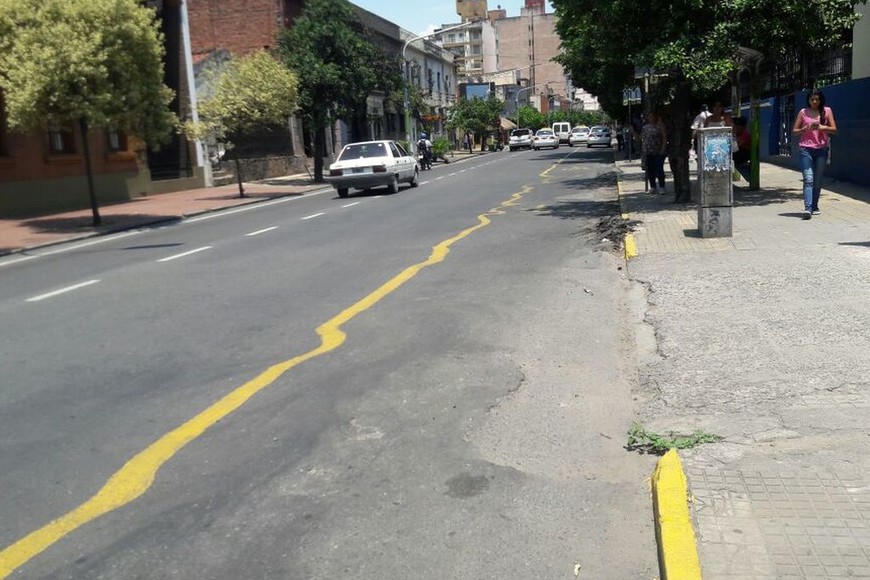 ELLITORAL_200537 |  eltucumano.com Líneas que indican el tránsito se corrieron. Además, el asfalto se subió a la vereda.