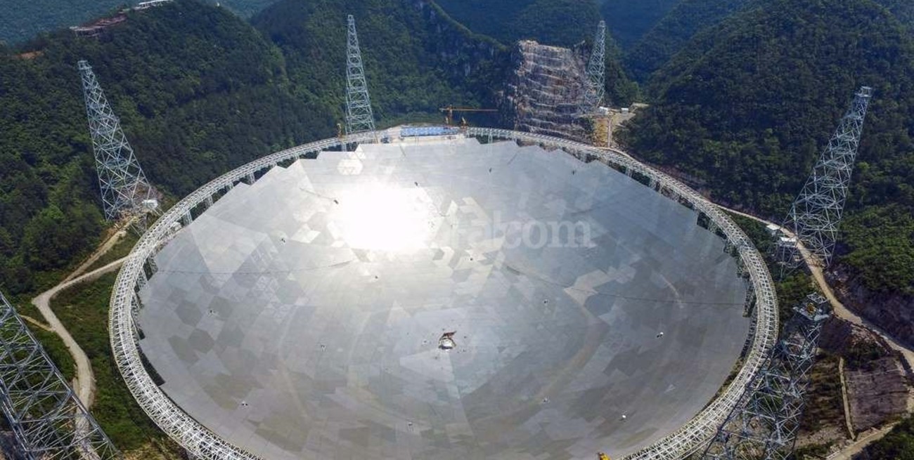 China avanza en investigación espacial con el mayor radiotelescopio del mundo