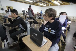 ELLITORAL_161080 |  Mauricio Garín La netbook con dos programas de lectura de pantalla es un implemento fundamental para que Bruno pueda seguir las clases.