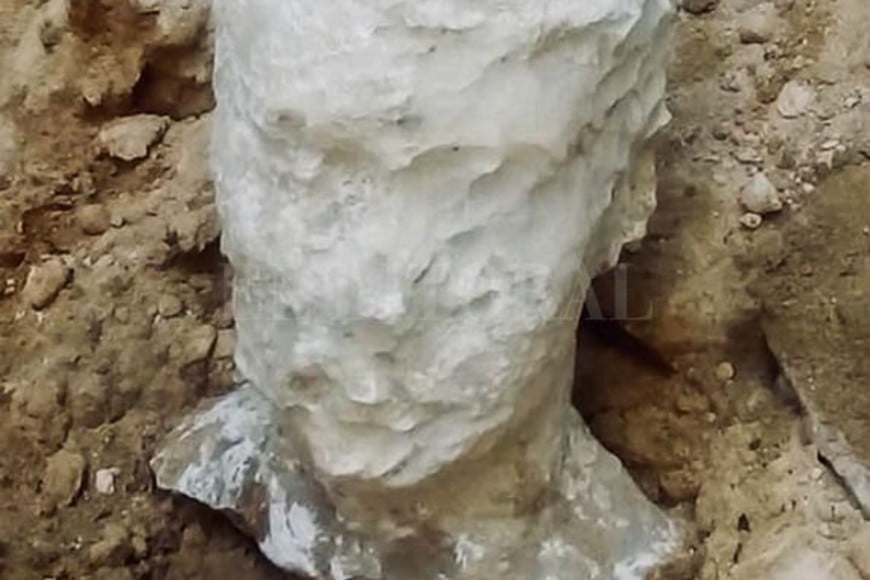 ELLITORAL_217020 |  Captura digital Infobae / AFP Una cabeza de alabastro fue hallada junto a la tumba.