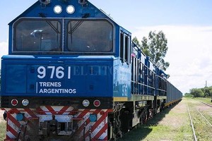 ELLITORAL_180575 |  Ministerio de Transporte La prueba de una de las 107 locomotoras que equiparán al FF.CC. Belgrano Cargas. La baja de costos logísticos es clave en la propuesta del gobierno nacional.