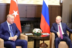 ELLITORAL_223107 |  dpa El presidente de Rusia, Vladimir Putin (izq.) y el presidente de Turquía, Recep Tayyip Erdogan (izq.), durante su encuentro.