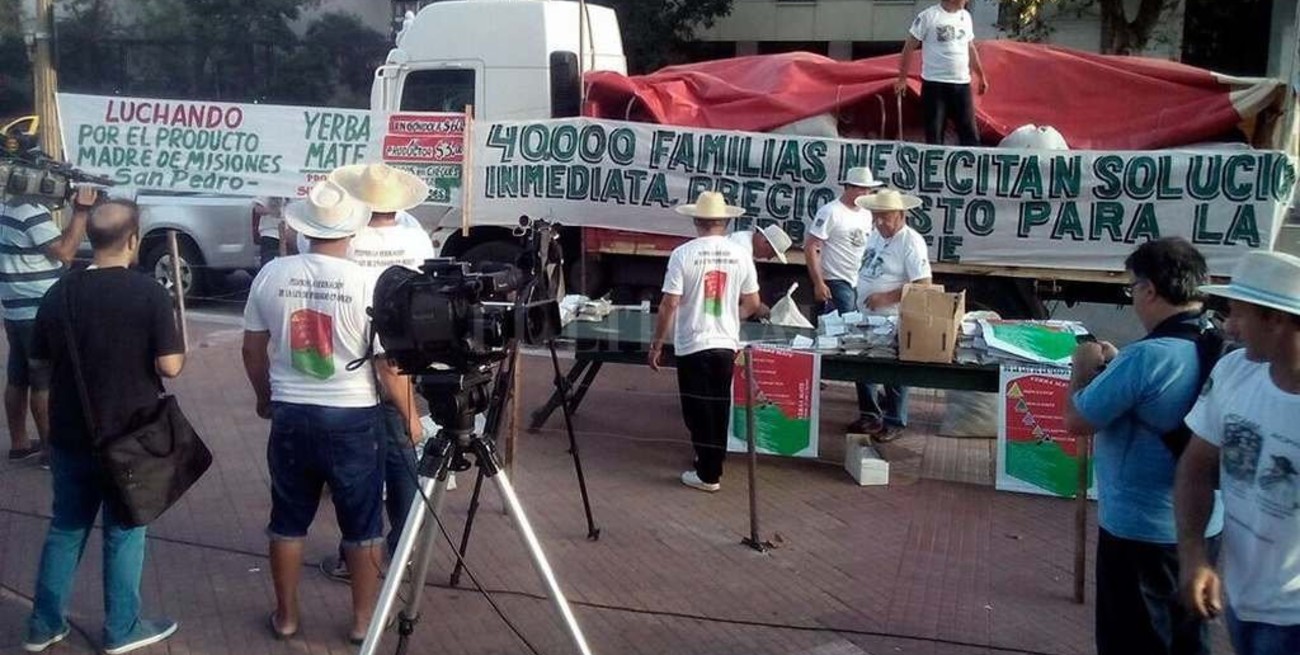Productores regalan 30 mil paquetes de yerba en Plaza de Mayo